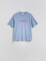 T-shirt boxy z nadrukiem na plecach - jasnoniebieski. Niebieskie t-shirty męskie Reserved, l, bez wzorów, z bawełny, bez kołnierzyka. W wyprzedaży za 35.99 zł.