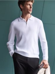 Prążkowany sweter polo - biały. Białe swetry męskie Reserved, l, bez wzorów, z bawełny, bez kołnierzyka. Za 129.99 zł.