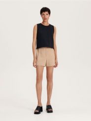 Szorty z wysokim stanem - beżowy. Brązowe szorty damskie Reserved, bez wzorów, z tkaniny, z podwyższonym stanem. W wyprzedaży za 29.99 zł.