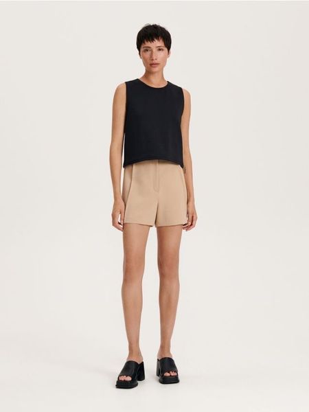 Szorty z wysokim stanem - beżowy. Brązowe szorty damskie Reserved, bez wzorów, z tkaniny, z podwyższonym stanem. W wyprzedaży za 29.99 zł.