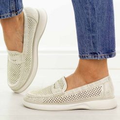 Beżowe ażurowe mokasyny damskie Sergio Leone Mk098H. Brązowe mokasyny damskie Sergio Leone, z jeansu. Za 149.00 zł.