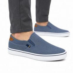 Buty męskie trampki sportowe Wrangler CALYPSO SLIP ON C MEN LOW. Niebieskie trampki i tenisówki męskie Wrangler, bez wzorów, z jeansu, bez zapięcia. Za 159.00 zł.