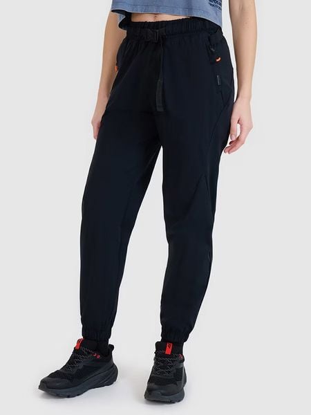 4F Spodnie dresowe w kolorze czarnym rozmiar: XL. Czarne spodnie dresowe damskie 4f, xl, bez wzorów, z dresówki. Za 104.39 zł.