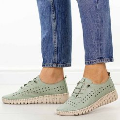 Miętowe ażurowe skórzane półbuty damskie T.Sokolski 4001. Zielone półbuty damskie Sokolski, w ażurowe wzory, z jeansu, klasyczne, z okrągłym noskiem, bez obcasa, na płaskiej podeszwie. Za 259.00 zł.