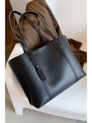 Lucky Bees Torebka w kolorze czarnym - 39 x 29 cm rozmiar: onesize. Czarne torebki klasyczne damskie Lucky Bees, bez wzorów, z materiału, bez dodatków. Za 149.31 zł.
