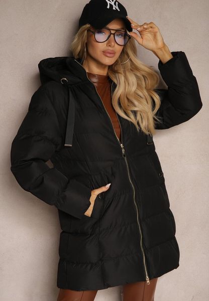 Czarna Kurtka Pikowana o Długim Kroju z Kapturem i Suwakiem Dwukierunkowym Naomira. Czarne kurtki damskie Renee, l, bez wzorów, z dzianiny, z kapturem. Za 119.99 zł.