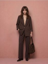 Materiałowe spodnie wide leg z wiskozą - czerwony. Czerwone spodnie materiałowe damskie Sinsay, bez wzorów, z materiału. Za 59.99 zł.