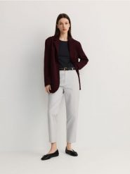 Spodnie chino z paskiem - jasnoszary. Szare spodnie materiałowe damskie Reserved, bez wzorów, z bawełny. W wyprzedaży za 49.99 zł.