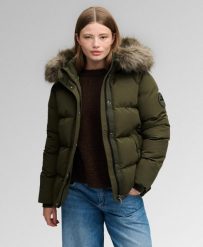 Superdry Kurtka Everest Classic Puffer – Relaxed fit, wypełnienie z recyklingu. Zielone kurtki damskie Superdry., bez wzorów, z elastanu, klasyczne, z kapturem. Za 774.50 zł.