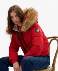 Superdry Kurtka bomber Everest z kapturem slim z poliestru z recyklingu. Czerwone kurtki damskie Superdry., bez wzorów, z materiału, z kapturem. Za 535.50 zł.