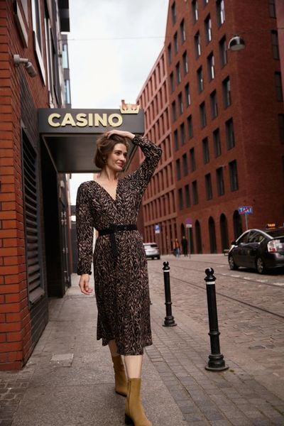 Sukienka midi brązowa. Brązowe sukienki damskie MOODO, l, bez wzorów, z elastanu, bez kołnierzyka, bez ramiączek, midi. W wyprzedaży za 79.99 zł.