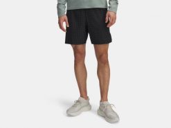 Spodenki Under Armour Herren Launch Pro 7 - 1389799. Czarne szorty męskie Under Armour, z materiału, bez kołnierzyka. Za 222.90 zł.