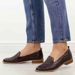 Bordowe ażurowe skórzane Polskie półbuty damskie Deoni d043. Czerwone półbuty damskie Deoni, w ażurowe wzory, ze skóry, klasyczne, bez obcasa, na płaskiej podeszwie. Za 429.00 zł.