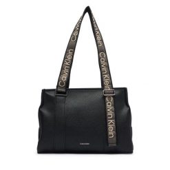 Torebka Calvin Klein. Czarne torebki klasyczne damskie CALVIN KLEIN, bez wzorów, bez dodatków. Za 649.99 zł.