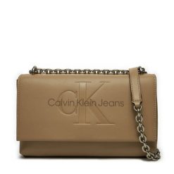 Torebka Calvin Klein Jeans. Brązowe listonoszki damskie Calvin Klein Jeans, bez wzorów, z jeansu, bez dodatków. Za 349.99 zł.