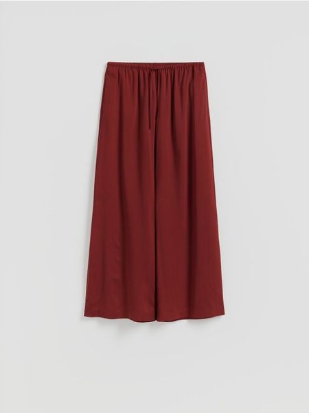 Spodnie z lyocellu - karminowy. Czerwone spodnie materiałowe damskie Reserved, bez wzorów, z lyocellu. Za 119.99 zł.