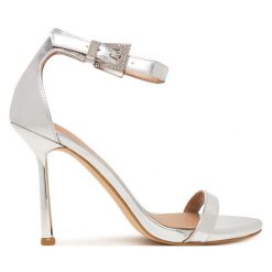 Sandały Guess. Szare sandały damskie Guess, z aplikacjami, bez obcasa, na szpilce. Za 719.99 zł.