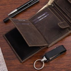 Portfel skórzany męski pionowy klasyczny brązowy RFiD Beltimore S49. Brązowe portfele męskie bez wzorów. Za 59.90 zł.