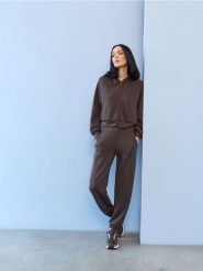 Spodnie jogger z domieszką wiskozy i przeszyciami - brązowy. Brązowe spodnie materiałowe damskie Sinsay, bez wzorów, z wiskozy, sportowe. Za 39.99 zł.