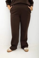 Spodnie na gumce z prostą nogawką i kieszeniami Simple Routine czekoladowe Plus Size Oversize. Brązowe spodnie materiałowe damskie Moda Size Plus Iwanek, bez wzorów, z bawełny, biznesowe, plus size. Za 189.90 zł.