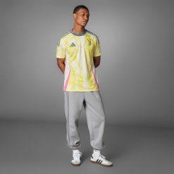 Koszulka piłkarska ADIDAS Juventus wyjazdowa sezon 24/25. Bluzki damskie Adidas, s, bez wzorów, sportowe, bez kołnierzyka, bez ramiączek. Za 469.99 zł.