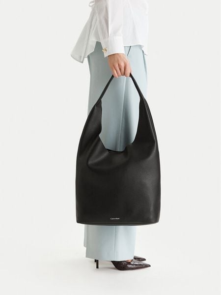 Calvin Klein Torebka Slouchy Pebble Medium Bag LV04F3596G Czarny. Czarne torebki klasyczne damskie CALVIN KLEIN, bez wzorów, ze skóry, bez dodatków. Za 649.99 zł.