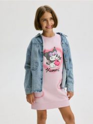 Dzianinowa sukienka Kuromi - różowy. Czerwone sukienki dziewczęce Reserved, bez wzorów, z bawełny, bez ramiączek. W wyprzedaży za 79.99 zł.