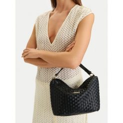 Torebka MEXX. Czarne torebki klasyczne damskie Mexx, bez wzorów, bez dodatków. Za 189.99 zł.