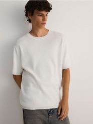 Wiskozowy sweter z postrzępieniem - biały. Białe swetry męskie Reserved, l, bez wzorów, z dzianiny, bez kołnierzyka. W wyprzedaży za 29.99 zł.