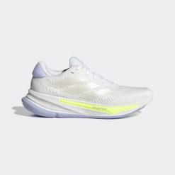 Buty do biegania damskie ADIDAS Supernova Ease. Białe obuwie do biegania damskie Adidas. W wyprzedaży za 299.99 zł.
