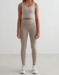 Damskie legginsy wysoki stan, odprowadzające pot, squat proof Sense Tall beżowe. Brązowe legginsy damskie Aim'n, m, bez wzorów, z elastanu. Za 296.00 zł.