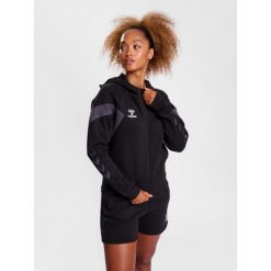 Damska bluza z kapturem na zamek błyskawiczny Hummel Travel. Czarne bluzy z kapturem damskie HUMMEL. W wyprzedaży za 243.95 zł.