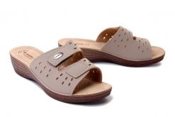 INBLU GL-52 002 beżowy, klapki damskie. Brązowe klapki damskie Inblu, bez wzorów, bez obcasa, na koturnie. Za 77.99 zł.