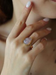 Pierres delicates Pozłacany pierścionek z kwarcem rozmiar: onesize. Różowe pierścionki damskie Pierres delicates, z kwarcem, pozłacane. Za 43.99 zł.