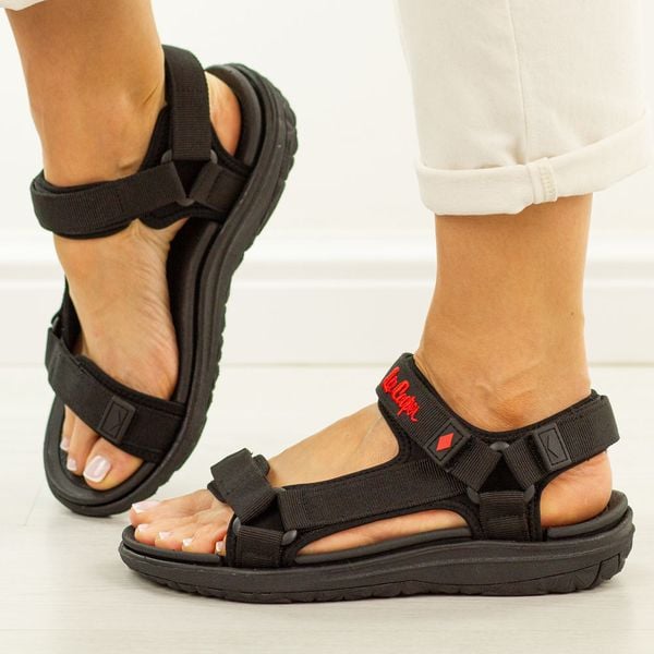 Czarne sandały damskie Lee Cooper 4423. Czarne sandały damskie Lee Cooper, bez wzorów, z tkaniny, bez obcasa, na płaskiej podeszwie. Za 139.00 zł.