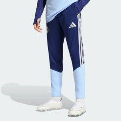 Spodnie treningowe Ajax Amsterdam 26/27 Tiro26. Niebieskie spodnie materiałowe męskie Adidas, bez wzorów, z materiału, klasyczne, z standardowym stanem. Za 279.00 zł.