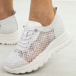 Białe przewiewne półbuty damskie Vinceza 66726. Białe półbuty damskie VINCEZA, w ażurowe wzory, z jeansu, eleganckie, bez obcasa, na płaskiej podeszwie. Za 219.00 zł.