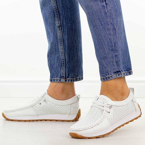 Białe skórzane mokasyny damskie Jezzi 9772. Białe mokasyny damskie Jezzi, z jeansu. W wyprzedaży za 210.32 zł.