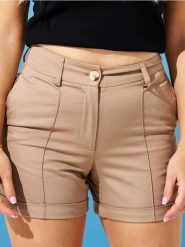 Szorty regular - beżowy. Brązowe szorty damskie Sinsay, bez wzorów. W wyprzedaży za 17.99 zł.