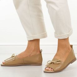 Beżowe skórzane płaskie sandały damskie Dia 9019. Brązowe sandały damskie DiA, bez wzorów, z jeansu, bez obcasa, na płaskiej podeszwie. Za 329.00 zł.