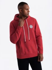 Męska bluza dresowa kangurka z kapturem i naszywką w stylu college – czerwona V1 OM-SSNZ-0144 - XXL. Czerwone bluzy sportowe męskie Ombre Clothing, z aplikacjami, z bawełny, eleganckie, bez kołnierzyka, bez ramiączek. W wyprzedaży za 99.99 zł.