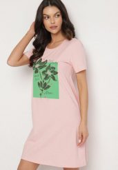 Różowa Bawełniana Sukienka o Kroju Typu T-shirt Zdobiona Nadrukiem Nevolira. Czerwone t-shirty damskie Born2be, l, z aplikacjami, z bawełny, bez kołnierzyka. Za 34.99 zł.
