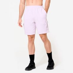 Spodenki fitness męskie Domyos cargo. Fioletowe szorty męskie NYAMBA, l, z włókna, na fitness i siłownię. W wyprzedaży za 49.99 zł.