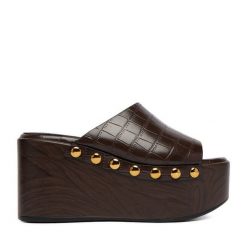 Klapki DeeZee. Brązowe klapki damskie DeeZee, bez wzorów, bez obcasa. Za 159.99 zł.