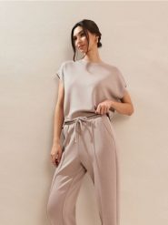 Spodnie cygaretki z domieszką wiskozy z dzianiny scuba - kremowy. Białe spodnie materiałowe damskie Sinsay, bez wzorów, z dzianiny. Za 49.99 zł.
