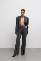 Wełniane spodnie z rozcięciem w kolorze GRAFIT nakrapiany - ROYAL-XL. Spodnie materiałowe damskie Marsala, bez wzorów, z jedwabiu, eleganckie. W wyprzedaży za 116.97 zł.