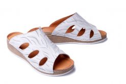 COMFORTABEL 700579-03 weiss, klapki damskie. Szare klapki damskie Comfortabel, bez wzorów, ze skóry, bez obcasa, na koturnie. Za 251.93 zł.