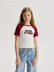 Bawełniany t-shirt z aplikacją - czerwony. Czerwone koszulki dziewczęce Reserved, z aplikacjami, z bawełny, bez ramiączek. W wyprzedaży za 19.99 zł.