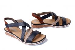 RIEKER V3663-91 blue combination, sandały damskie. Czarne sandały damskie Rieker, bez wzorów, z gumy, bez obcasa, na koturnie. Za 299.90 zł.