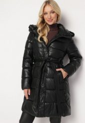 Czarna Pikowana Kurtka z Ekoskóry z Kapturem i Paskiem w Talii Enedda. Czarne kurtki damskie Born2be, na zimę, l, bez wzorów, z kapturem. Za 199.99 zł.